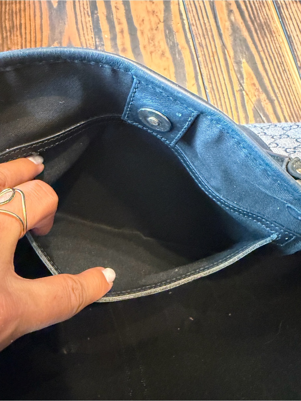 Authentic Gucci GG Crystal Tote Bag – Navy/ Silver Monogram Canvas w/ COA - Picture 12 of 15